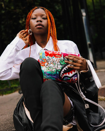Sprayground LE MONDE DES GRAFFITIS CROSSOVER CLUTCH